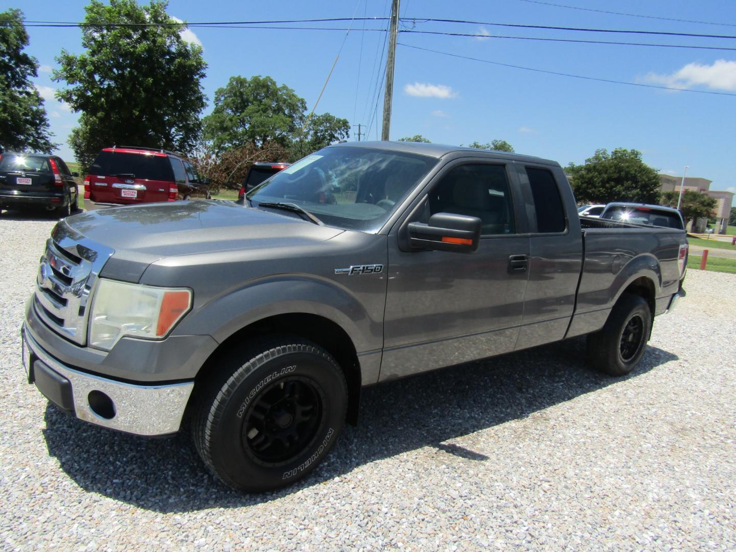 2010 Gray /Gray Ford F-150 Lariat SuperCab 6.5-ft. Bed 2WD (1FTEX1C88AF) with an 4.6L V8 SOHC 24V engine, Automatic transmission, located at 15016 S Hwy 231, Midland City, AL, 36350, (334) 983-3001, 31.306210, -85.495277 - Photo#2